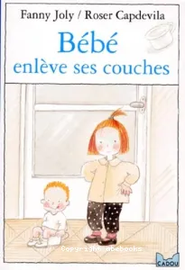 Bébé enlève ses couches